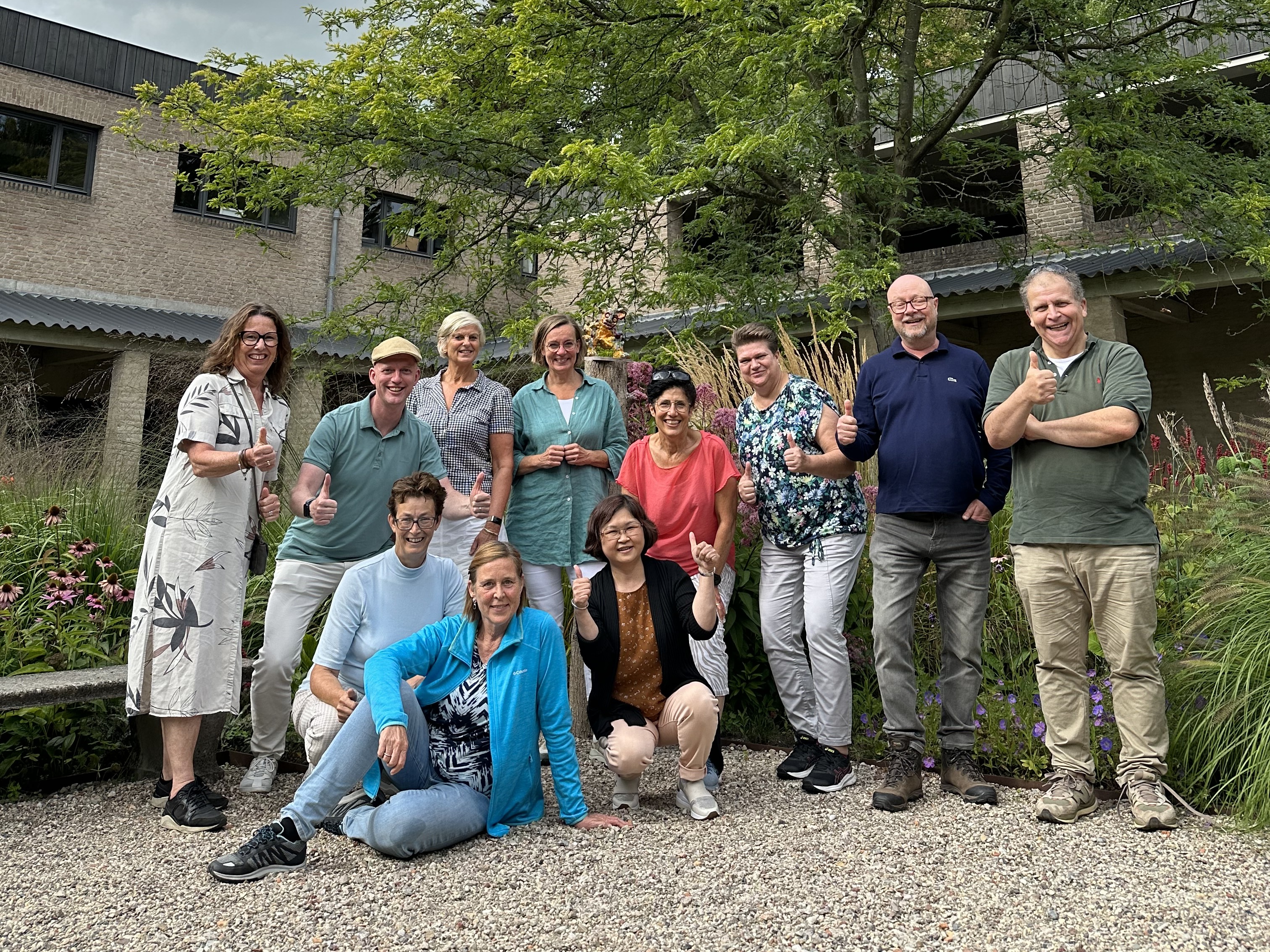 Het Beterschappen-team in de tuin